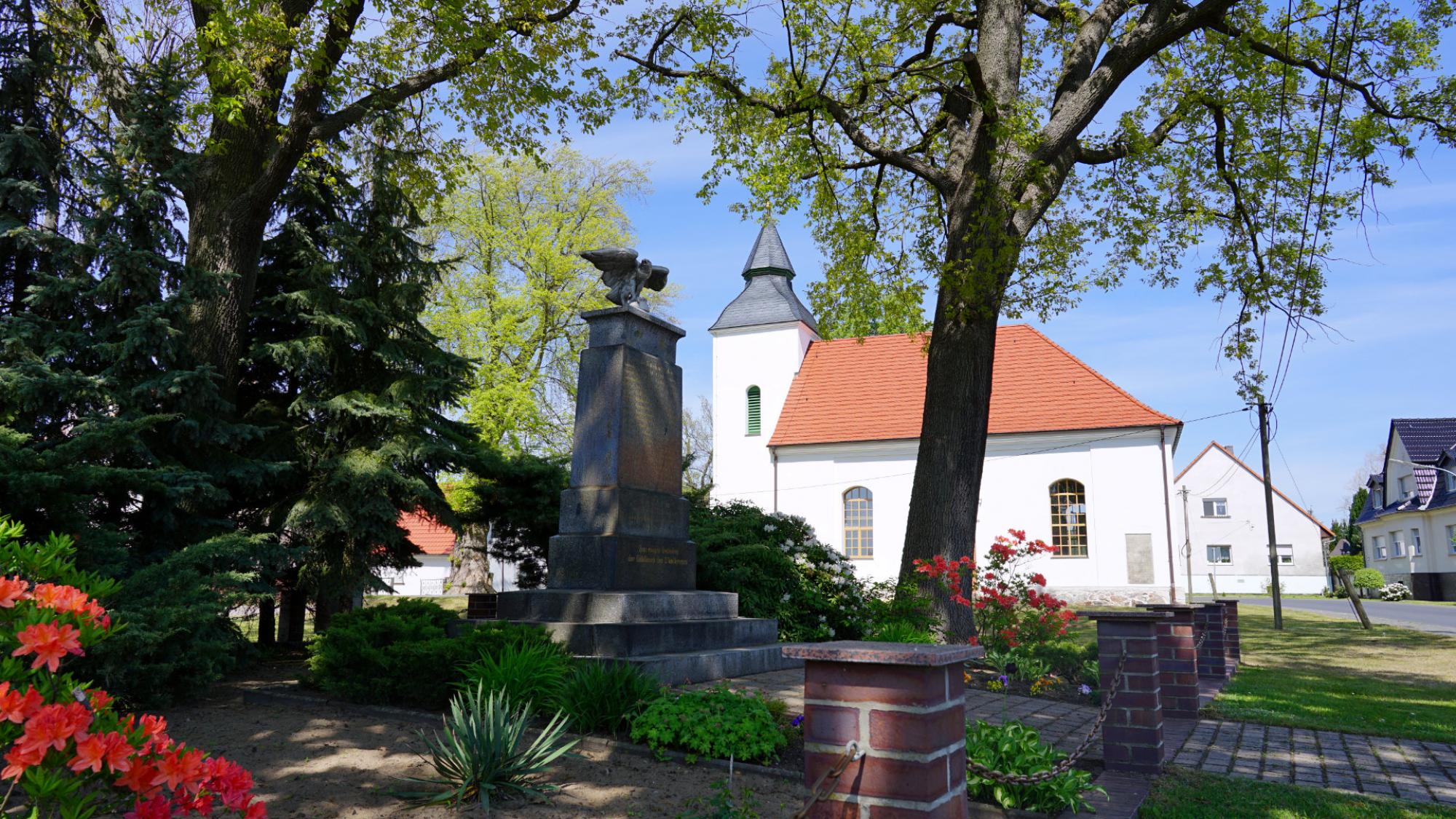 Kirche und Denkmal Drewitz